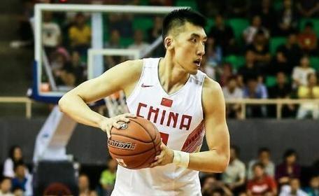 2米32巨塔秀胯下！法尔一条龙掀翻陶汉林，CBA第一巨人太离谱 内线新老交替的残酷现实