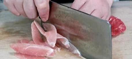 瘦肉炒到又干又硬？3招让肉嫩如豆腐，老人吃都夸！