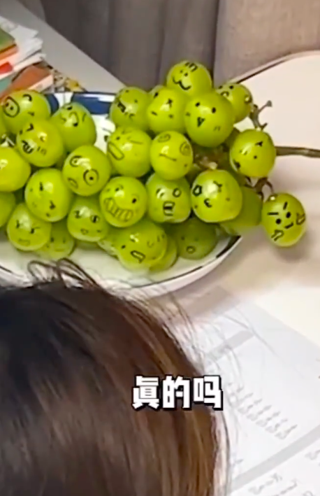 萌娃写作业开小差被葡萄表情出卖