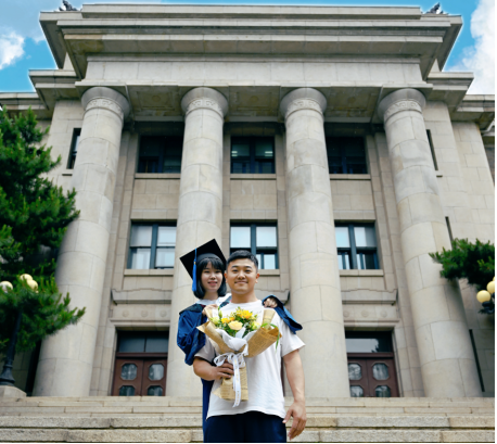 点赞！毕业旅行归途中 医学生情侣机场跪地救人 