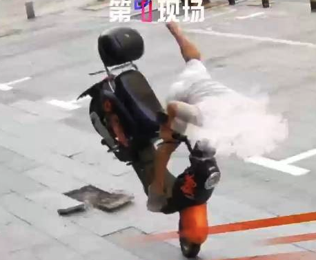 男子騎電動車被路面陷阱掀翻在地 目擊者稱現(xiàn)場不止一塊磚翹起