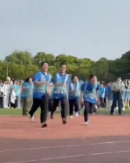 国防科大学长走进中学 秒变追星现场
