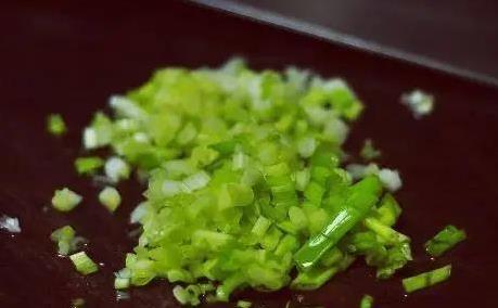 早上20分钟搞定早餐，皮蛋瘦肉粥省钱又好吃，家人抢着喝