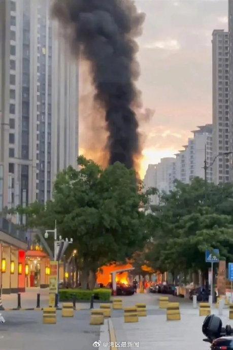 广州一室外充电桩起火 无人受伤 6台电动车遭殃