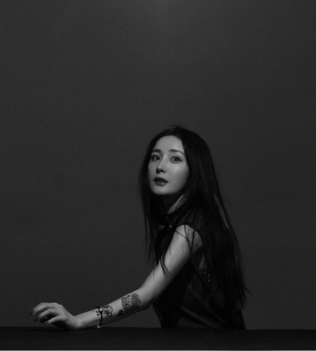 杨幂和闺蜜遛弯看展 模仿刘诗诗白宇动作搞怪合影