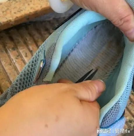 女子洗鞋发现童鞋底部藏剪刀 有网友说自己买的羽绒服里发现过根缝衣针