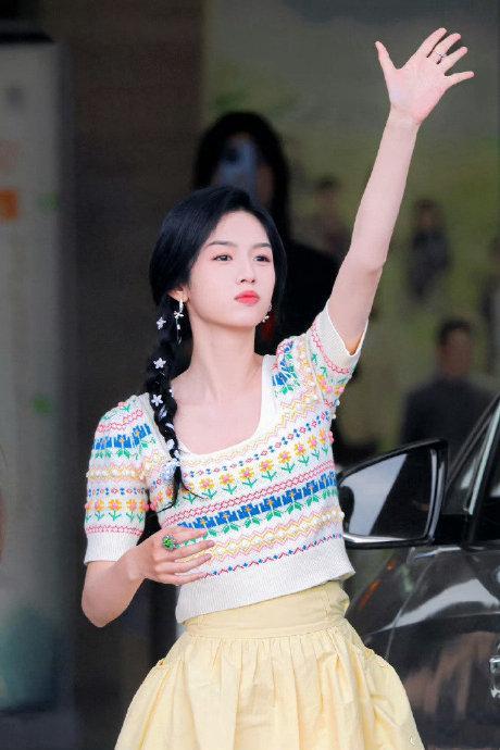 周也黄裙编发 夏日甜心，清新十足