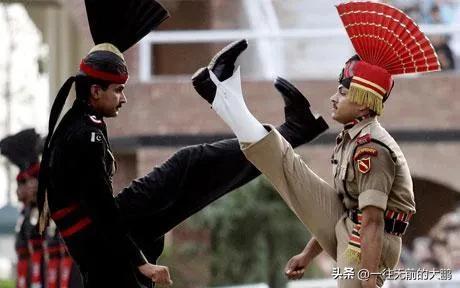 解放軍亮相紅場引發(fā)轟動,，與留學(xué)生齊唱“強軍戰(zhàn)歌”，外網(wǎng)吵翻了