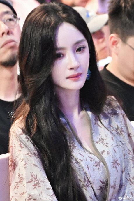 杨幂竹节褶衣 权威美貌经得起考验