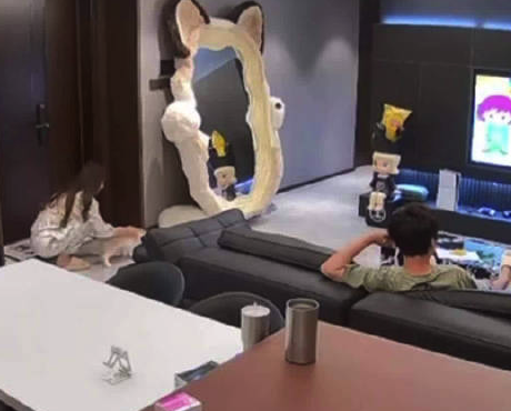 当代脆皮年轻人！女生猛起身晕倒男友搀扶双双倒地