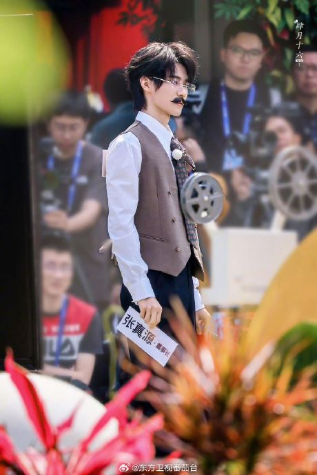 沙溢捧着张真源的脸亲了一下