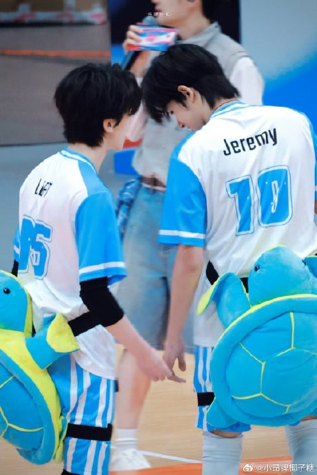 张极左航唱恋人未满