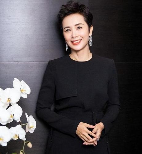 蒋雯丽全家探访法国酒庄 儿子高大帅气 养女身份成谜？