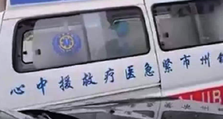 小区不给救护车开门？物业回应：保安室没人，立刻就开了