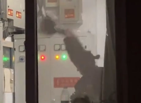 高校宿管阿姨值班室健身出圈 在北体连宿管阿姨都是练家子