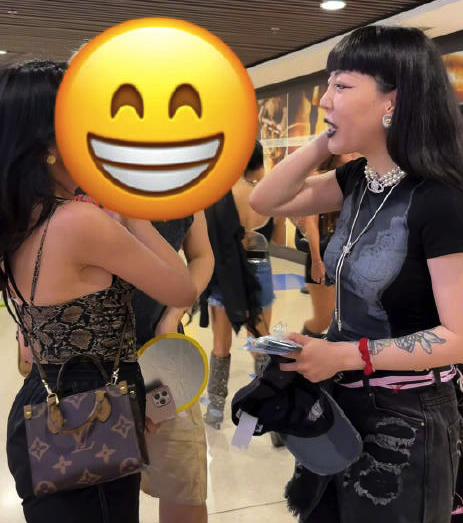 LadyGaga演唱会偶遇吴莫愁 粉丝与其疯狂合影