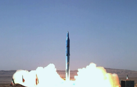 伊朗首次出动“泥石”弹道导弹