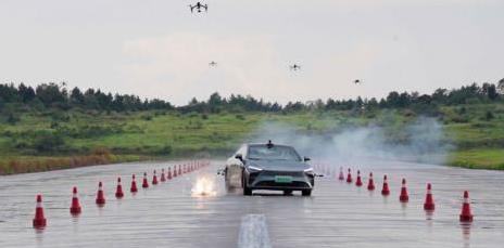 无人机空袭湿滑跑道,星纪元ES极限躲避有多强?