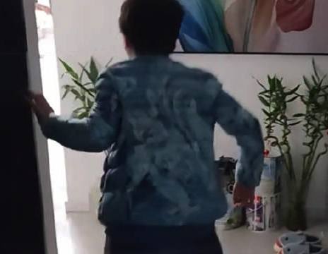 孙子见到老家爷爷奶奶光脚飞奔拥抱 这一幕还挺值的纪念的