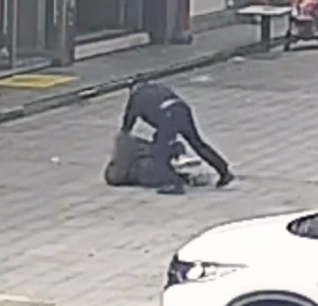 民警街头抓捕盗窃犯 这一飞扑太帅了