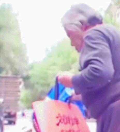 雨天忘关车窗 记录仪录下暖心一幕 善意的双向奔赴