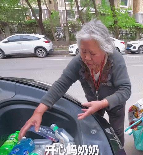 雨天忘关车窗 记录仪录下暖心一幕 善意的双向奔赴