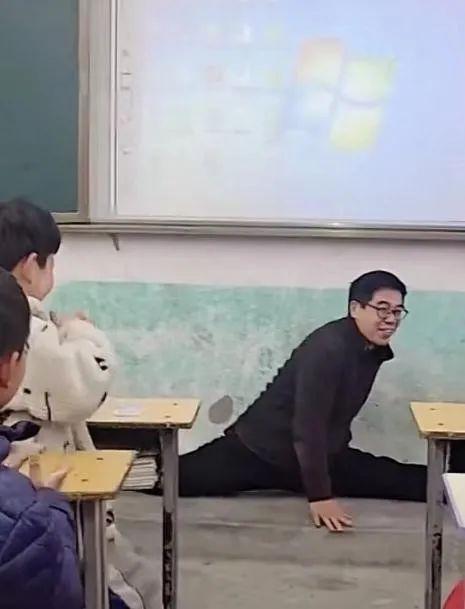 老师上课时突然劈叉 学生们看得目瞪口呆纷纷鼓掌
