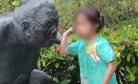 男子看到相扑雕塑让孩子扇耳光 公园回应：看到的话会制止