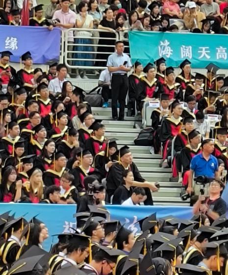 周琦正式从上海交大毕业 男篮核心学业有成！