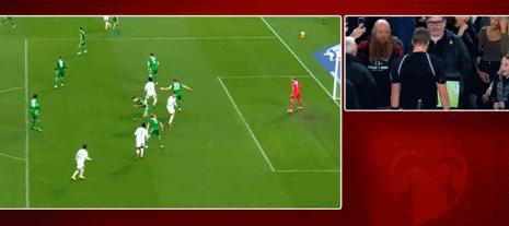 C罗国家队首次染红！无球状态下故意肘击，离场时不断做手势和说着什么 国家队生涯首红