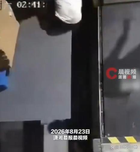 工人踩到活动板致查货女子掉入夹缝 安全隐患引关注
