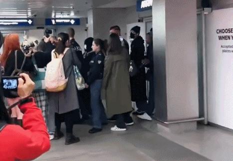 肖战登泰趋第一抵达米兰时装周展示咱们华人风采！