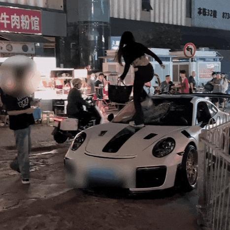 警方回应女子疑因情感纠纷踹保时捷 实为博眼球闹剧