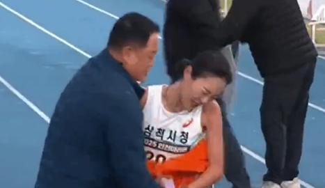 女运动员冲线被裹毛毯！一脸嫌弃推开男教练，解释：碰到她胸口部位