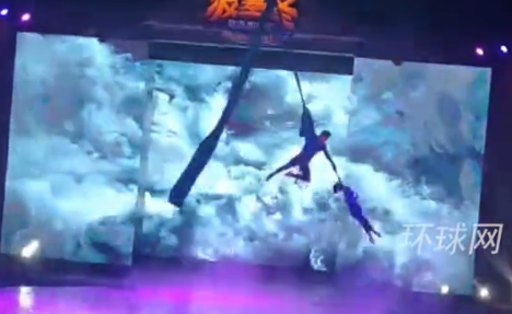 绸吊表演两演员从空中摔落，主办方发布情况通报