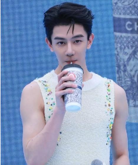 夏之光把霸王茶姬说成茶王霸姬同门师兄弟这下子真是殊途同归