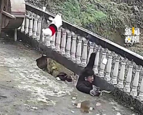 老屋露台突然塌陷3人瞬间跌落 正好被无人机拍下