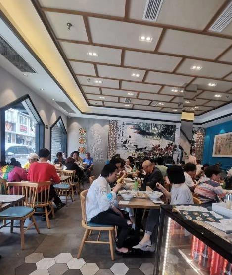 上海老店火31年，盐水鸭香到排长队，一碗鸭汤鲜得停不下来