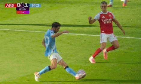 英超滑稽一幕！席尔瓦扔球砸人后“假摔” 名宿开炮：这么做太愚蠢 引发球场冲突