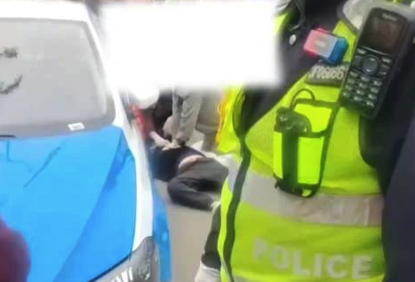 的哥与乘客因6.6元车费争执后倒地 多方回应