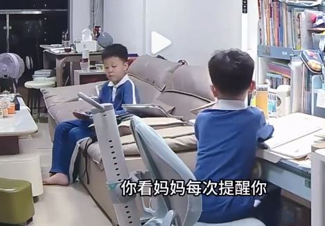 弟弟控诉妈妈区别对待 哥哥回复获赞