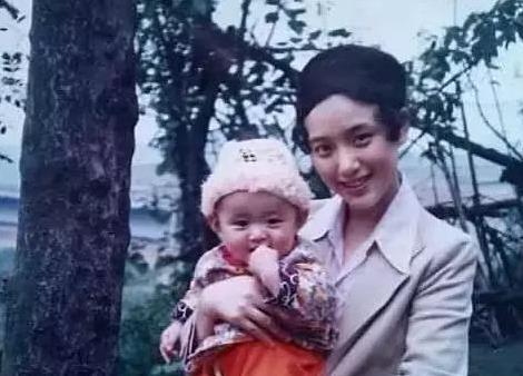 38岁何泓姗貌美如少女，妈妈60岁似姐妹，冻龄秘诀全靠这？