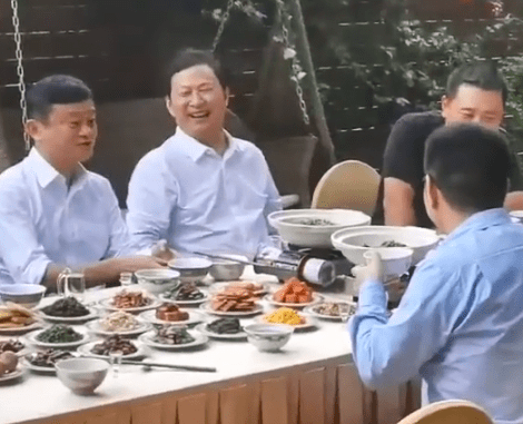 曝马云办家宴邀请汪涵 从画面中我们能看到马云非常开心