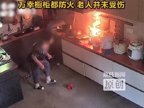 8旬独居老人做饭时灶台爆炸，事后对着老伴遗像哭诉