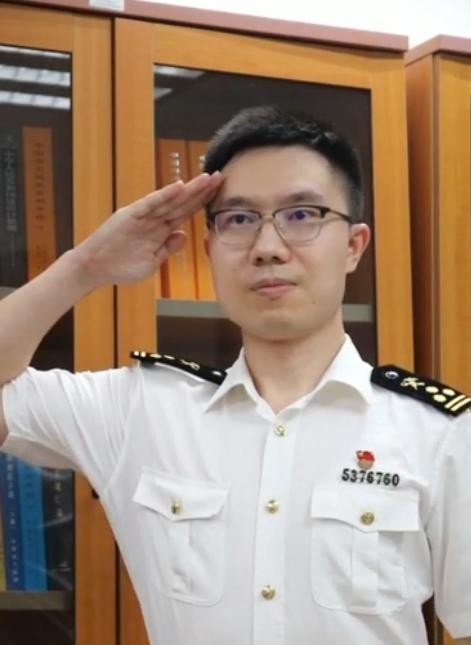 向港警敬礼的深圳海关关员找到了 港警想回个敬礼
