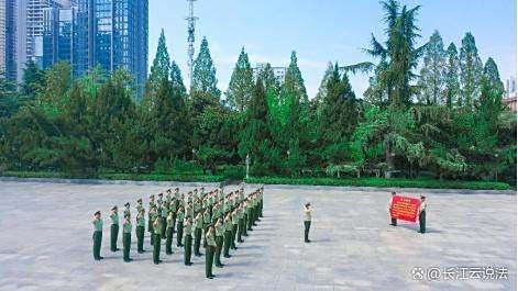 解放军官兵在战位上送节日祝福 坚守岗位续写荣光