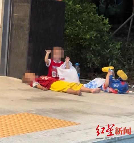 妇联回应3孩童坐躺在地铁站口无人陪 父亲因生计所迫无奈之举
