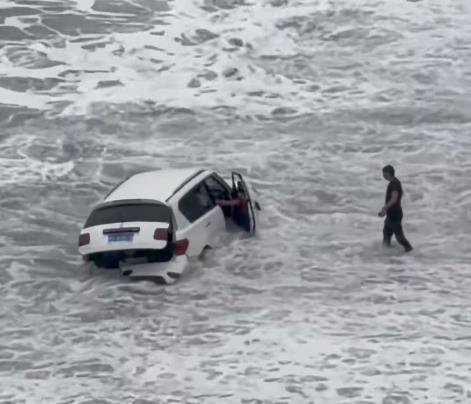 越野车开到海滩被困 海水冲进车内