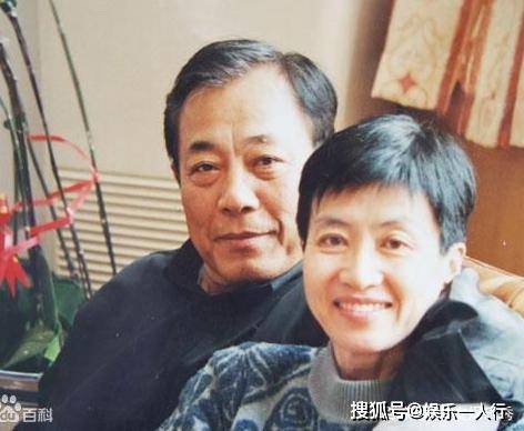 他为妻儿12年没拍戏，61岁因《潜伏》爆红，现70岁越老越红