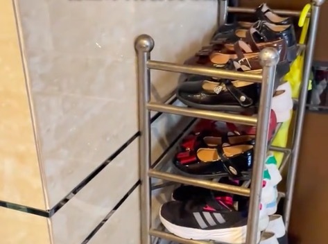 物业回应住户将鞋柜杂物放公共走廊 ：只有协商，没执法权